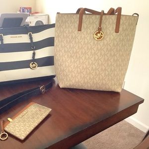 2. Michael Kors Hayley Large Tote(right side)